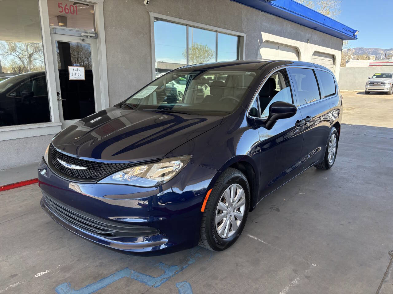 Used 2019 Chrysler Pacifica L image 4
