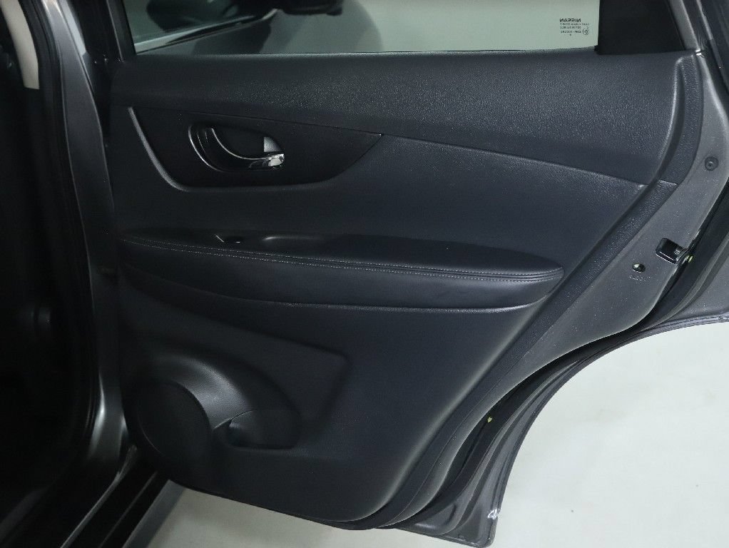 Used 2017 Nissan Rogue SV w/ SV Premium Package AWD/4WD image 31