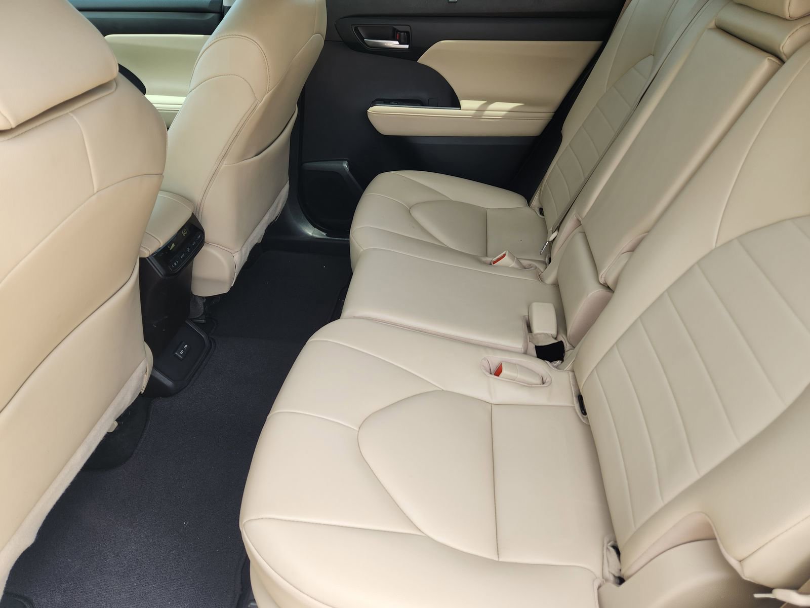Used 2023 Toyota Highlander XLE FWD image 33