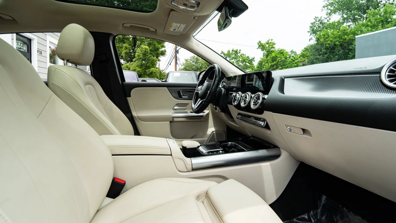 Used 2022 Mercedes-Benz GLA 250 4MATIC w/ Premium Package Lite image 12
