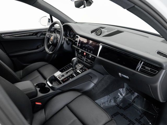 Certified 2025 Porsche Macan image 22