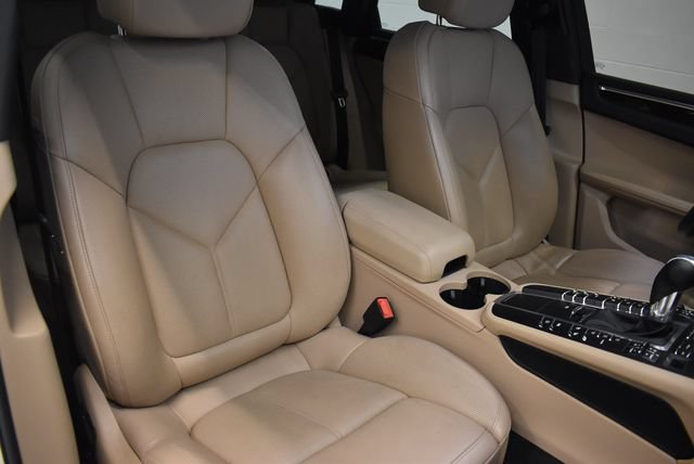 Used 2020 Porsche Macan AWD/4WD image 6