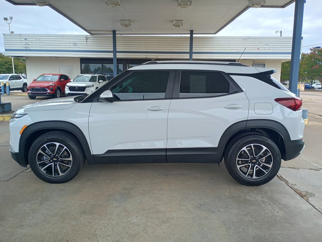 Used 2025 Chevrolet TrailBlazer LT FWD image 2