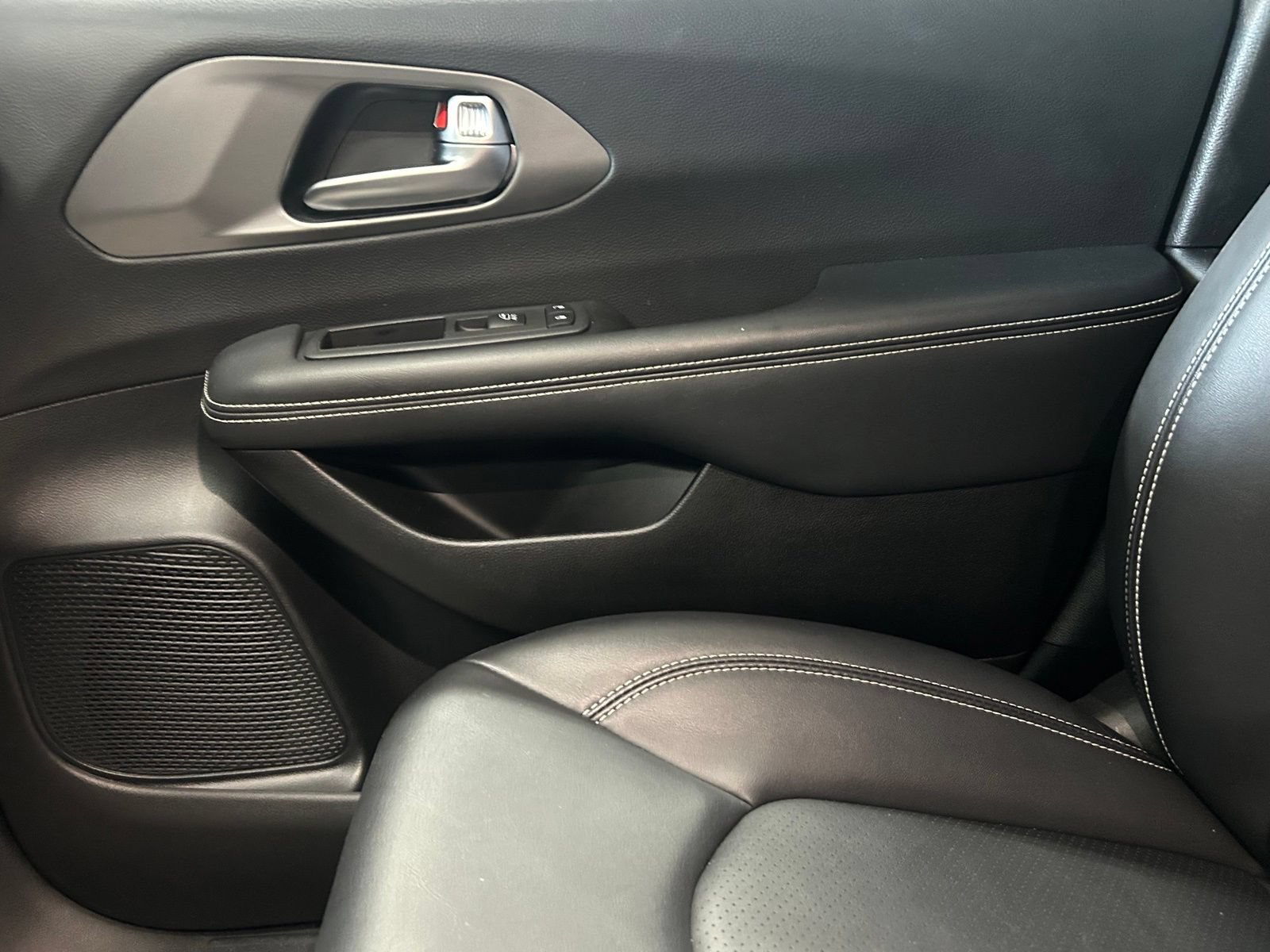 Certified 2025 Chrysler Pacifica Select FWD image 15