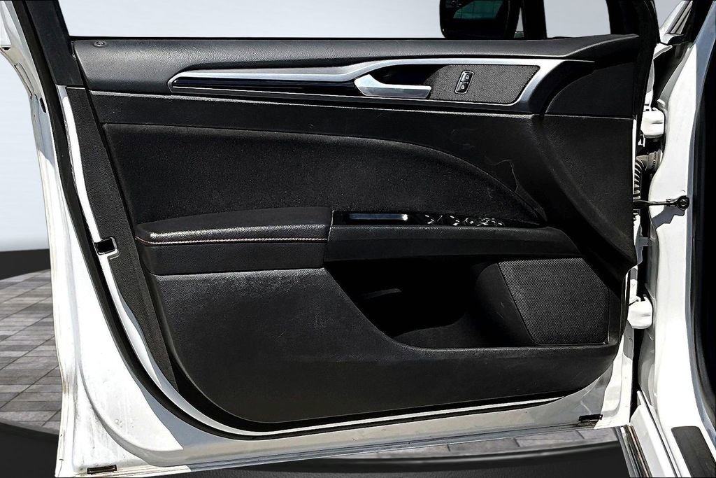 Used 2016 Ford Fusion SE image 13