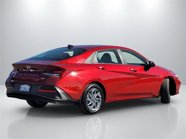 Used 2025 Hyundai Elantra Blue image 4