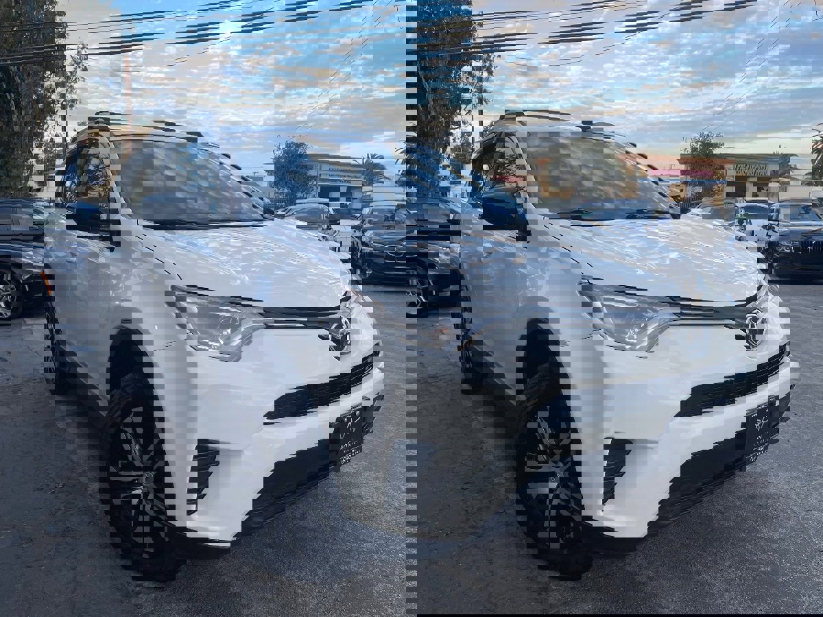Used 2016 Toyota RAV4 LE image 3