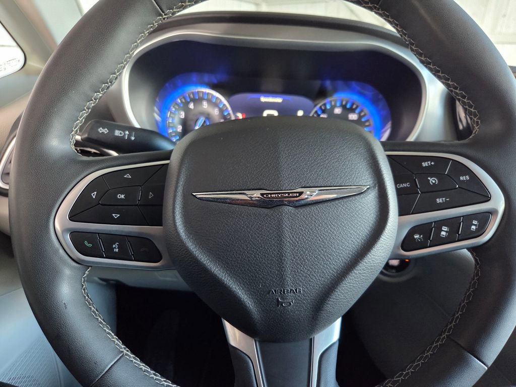 Used 2024 Chrysler Pacifica Touring-L FWD image 7