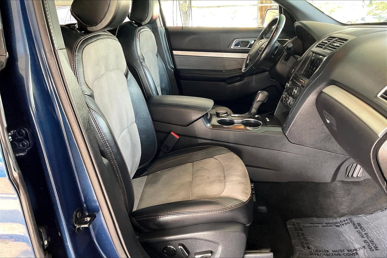 Used 2017 Ford Explorer XLT w/ Equipment Group 202A AWD/4WD image 26