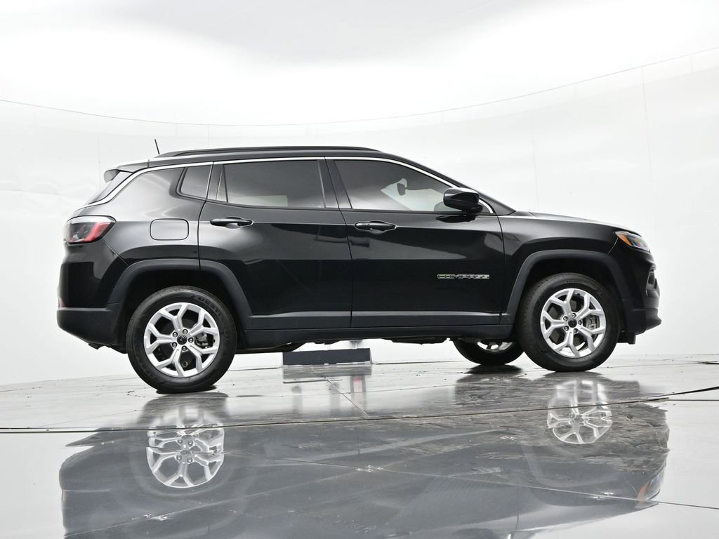 Used 2025 Jeep Compass Latitude w/ Convenience Group AWD/4WD image 28