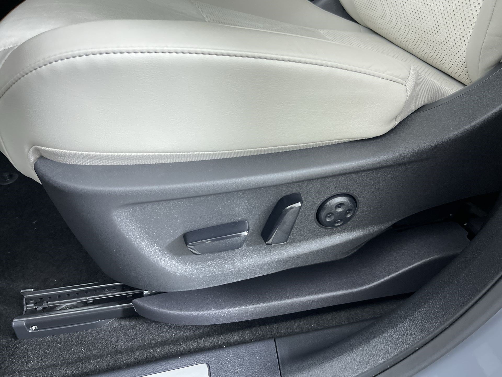 Certified 2024 Nissan Ariya AWD image 13