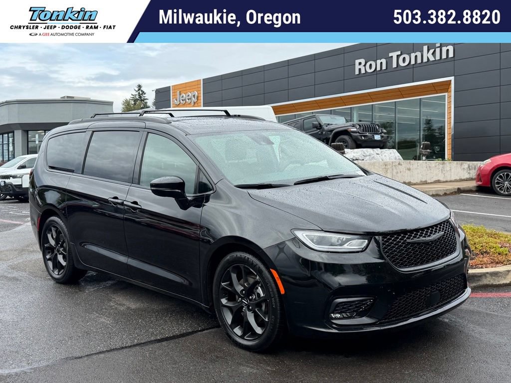 Used 2025 Chrysler Pacifica Limited FWD image 1