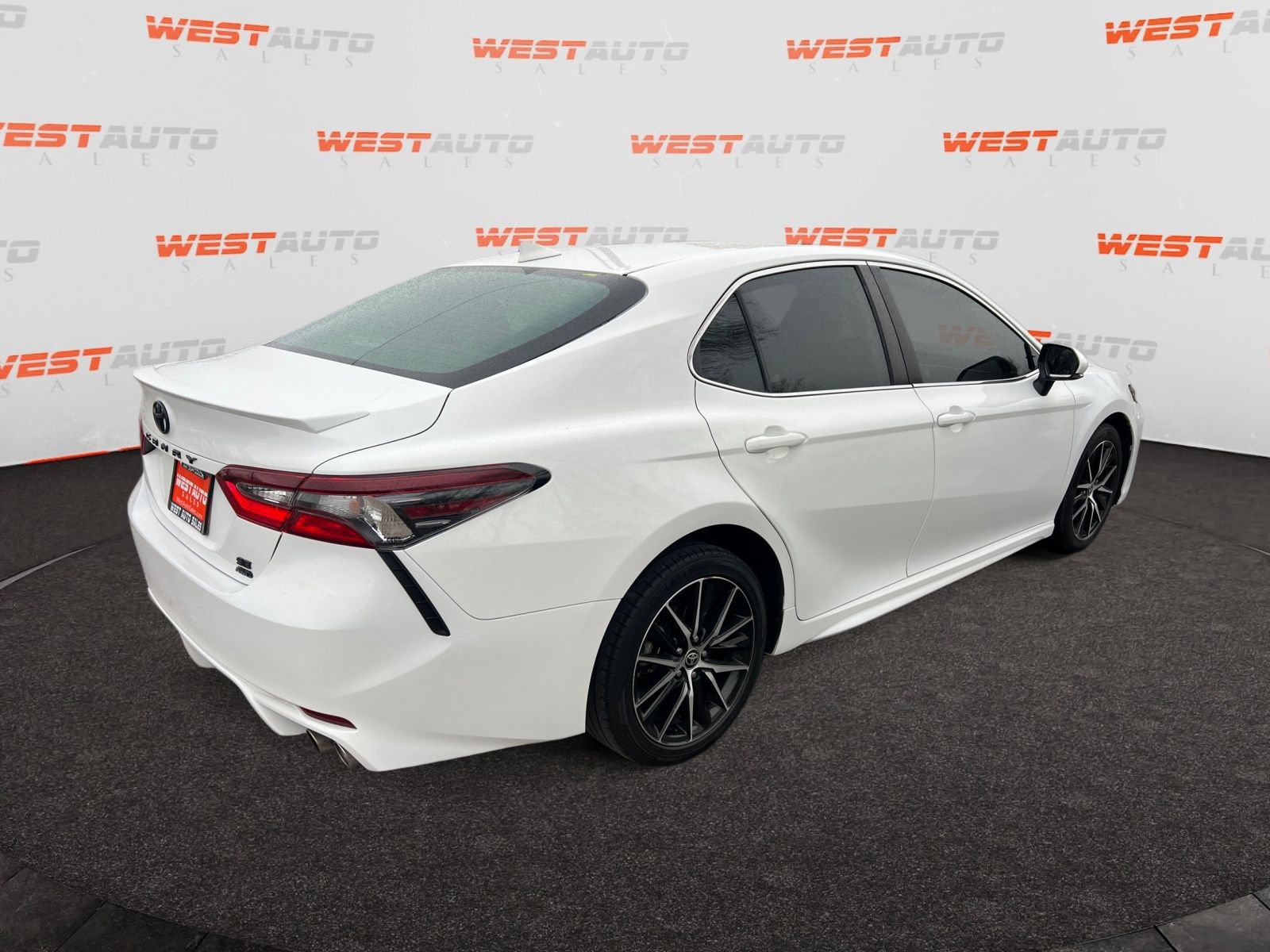 Used 2021 Toyota Camry SE w/ Cold Weather Package image 5