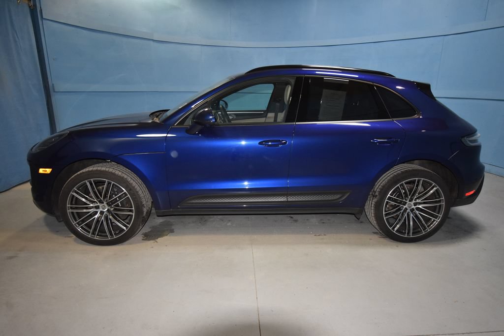 Certified 2025 Porsche Macan AWD/4WD image 2