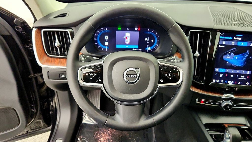Used 2023 Volvo XC60 B5 Plus w/ Climate Package AWD/4WD image 14