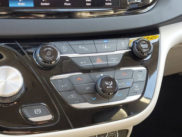 Used 2023 Chrysler Pacifica Touring-L image 26