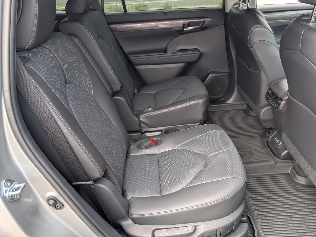Used 2024 Toyota Highlander Platinum AWD/4WD image 5