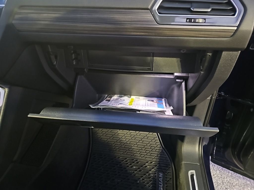 Used 2024 Volkswagen Tiguan SEL R-Line image 38