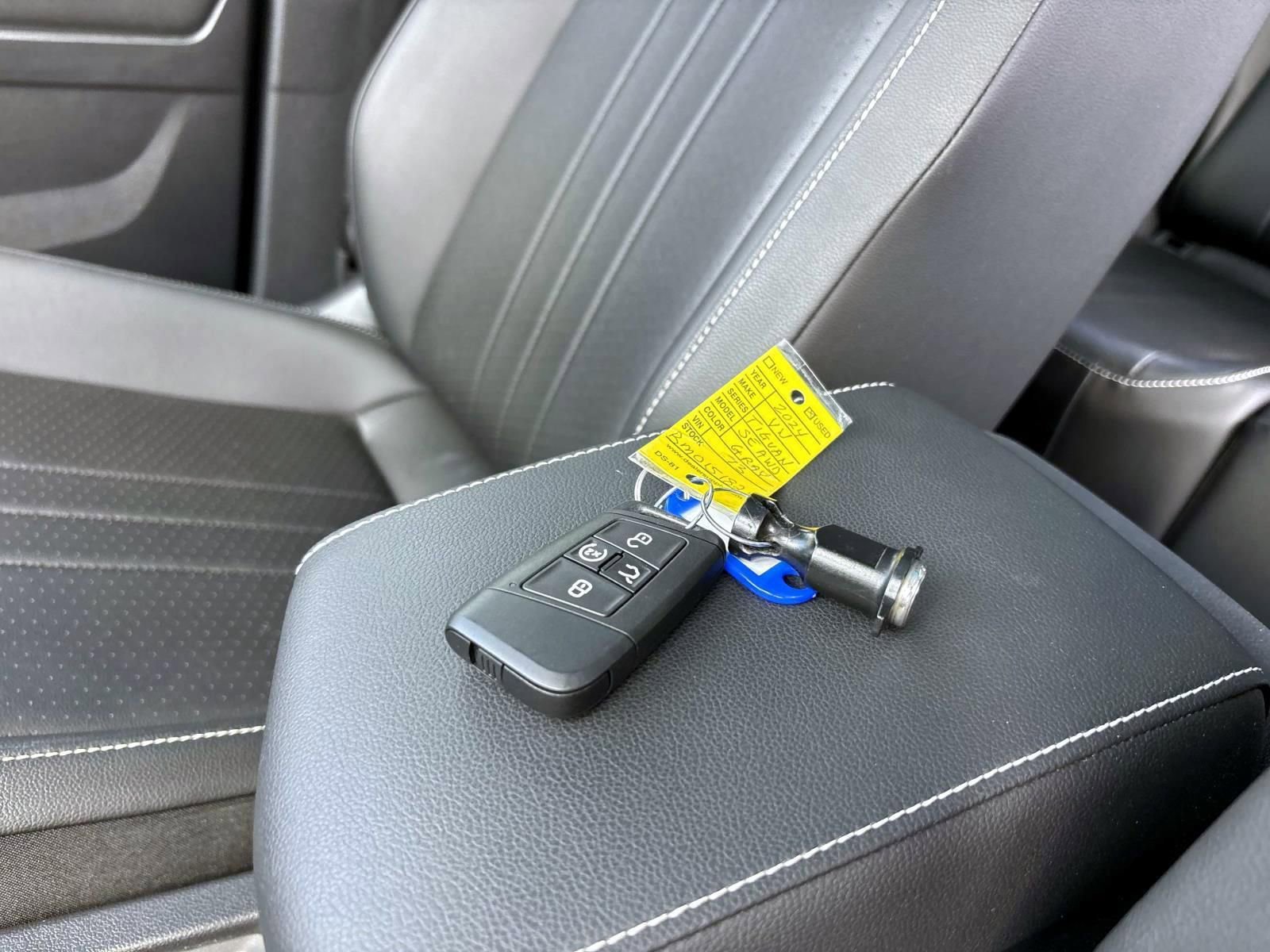 Used 2024 Volkswagen Tiguan SE w/ Panoramic Sunroof Package image 34