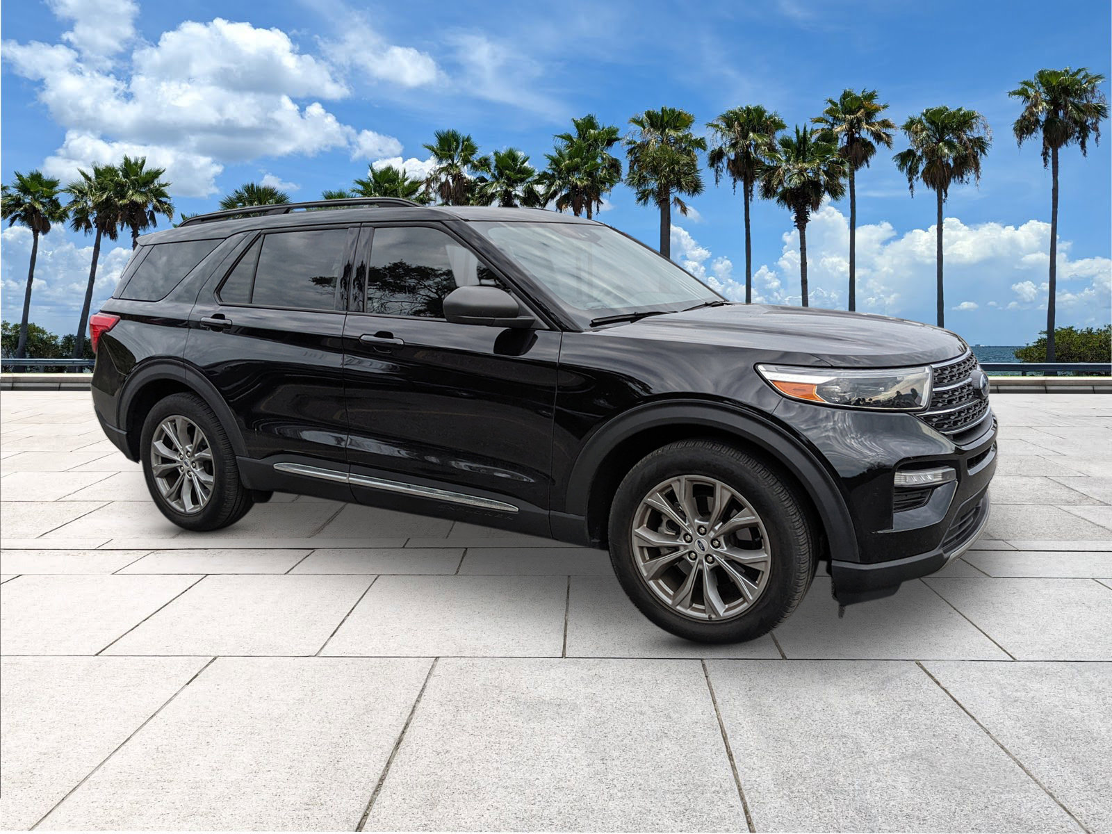 Certified 2022 Ford Explorer XLT w/ Equipment Group 202A image 2