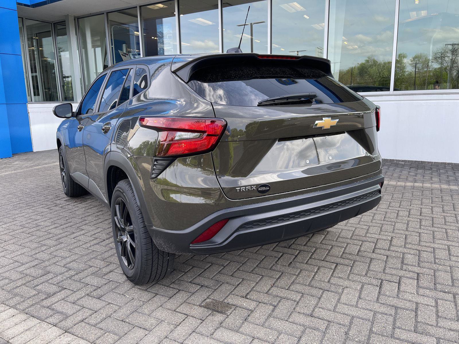 Used 2024 Chevrolet Trax LS w/ LS Convenience Package FWD image 3