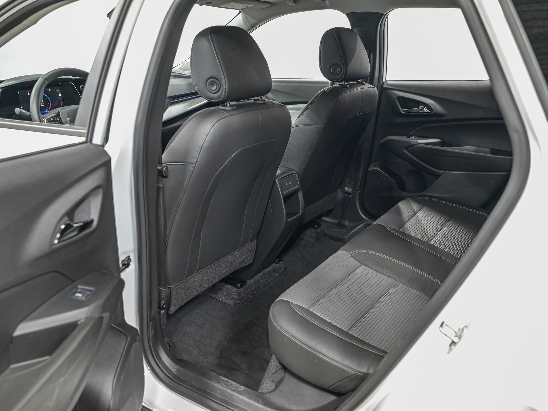 Used 2024 Chevrolet Trax LT FWD image 28