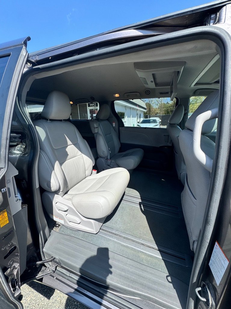 Used 2017 Toyota Sienna XLE Premium image 16