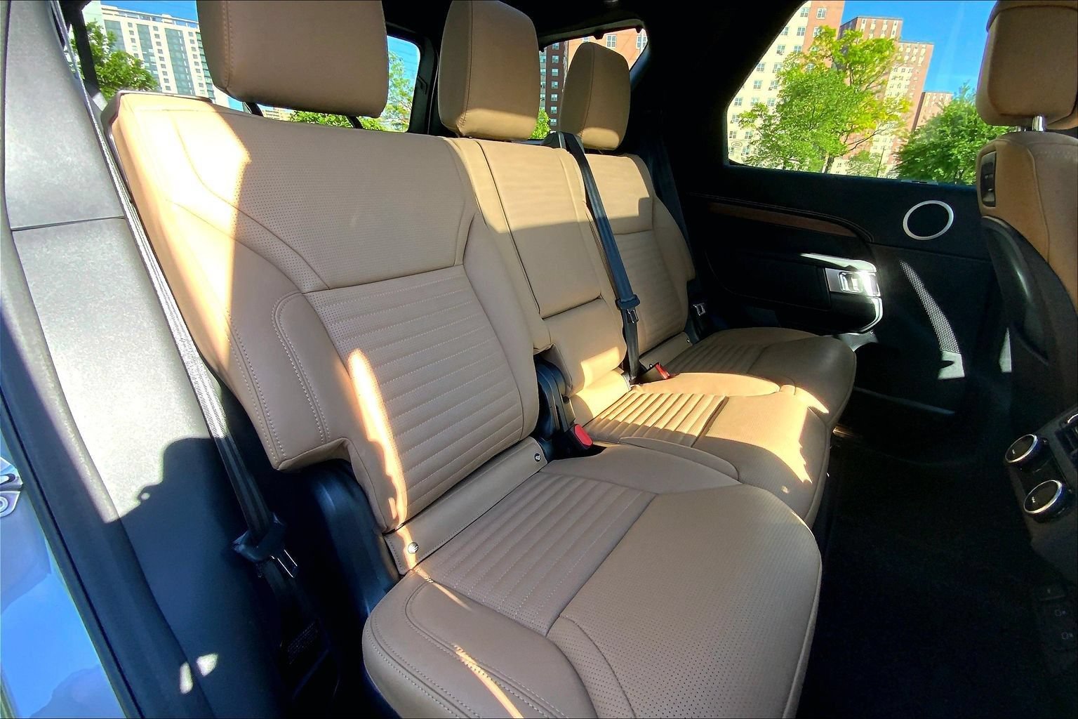 Certified 2025 Land Rover Discovery Dynamic SE AWD/4WD image 19
