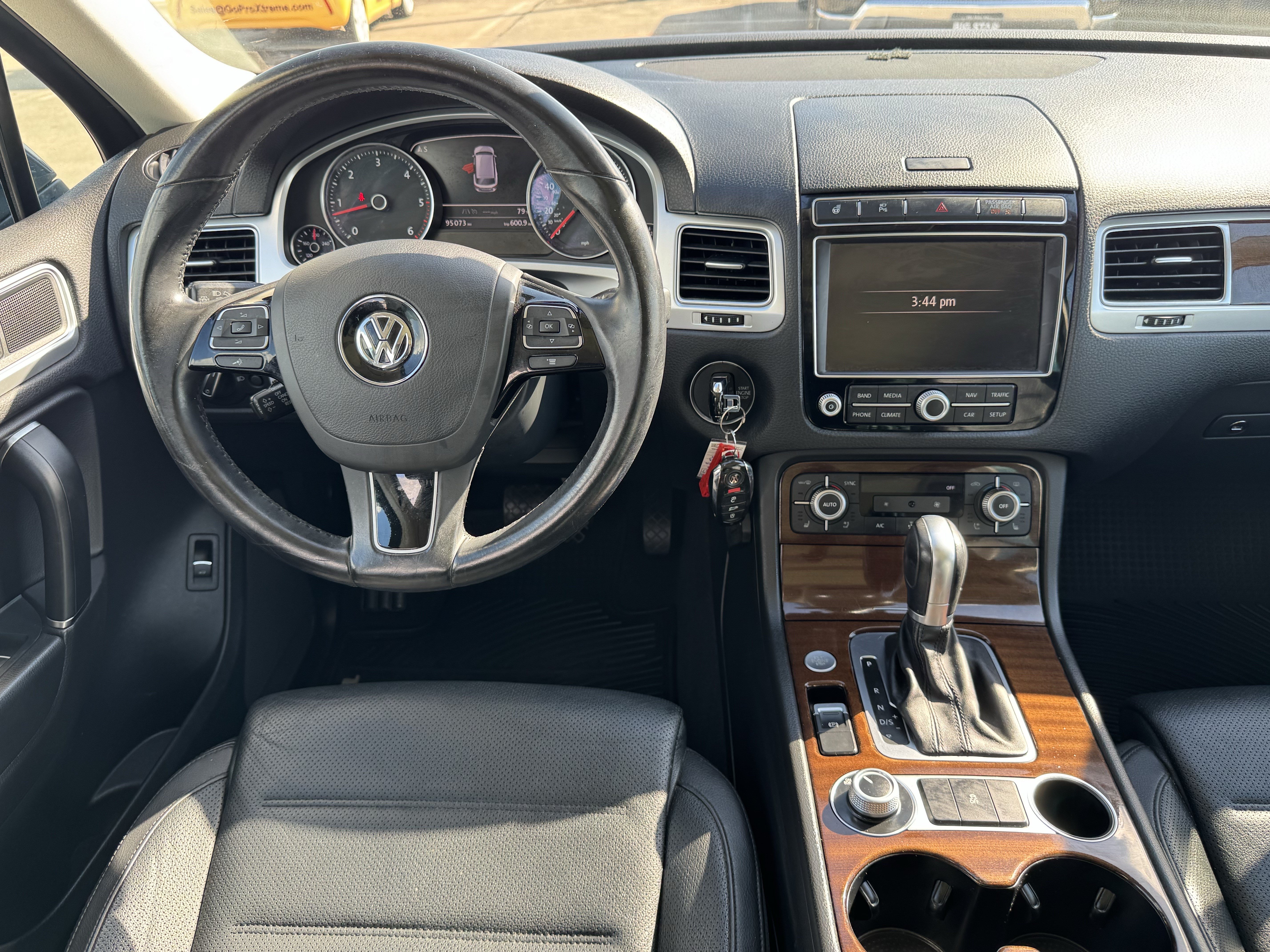 Used 2016 Volkswagen Touareg Sport AWD/4WD image 23