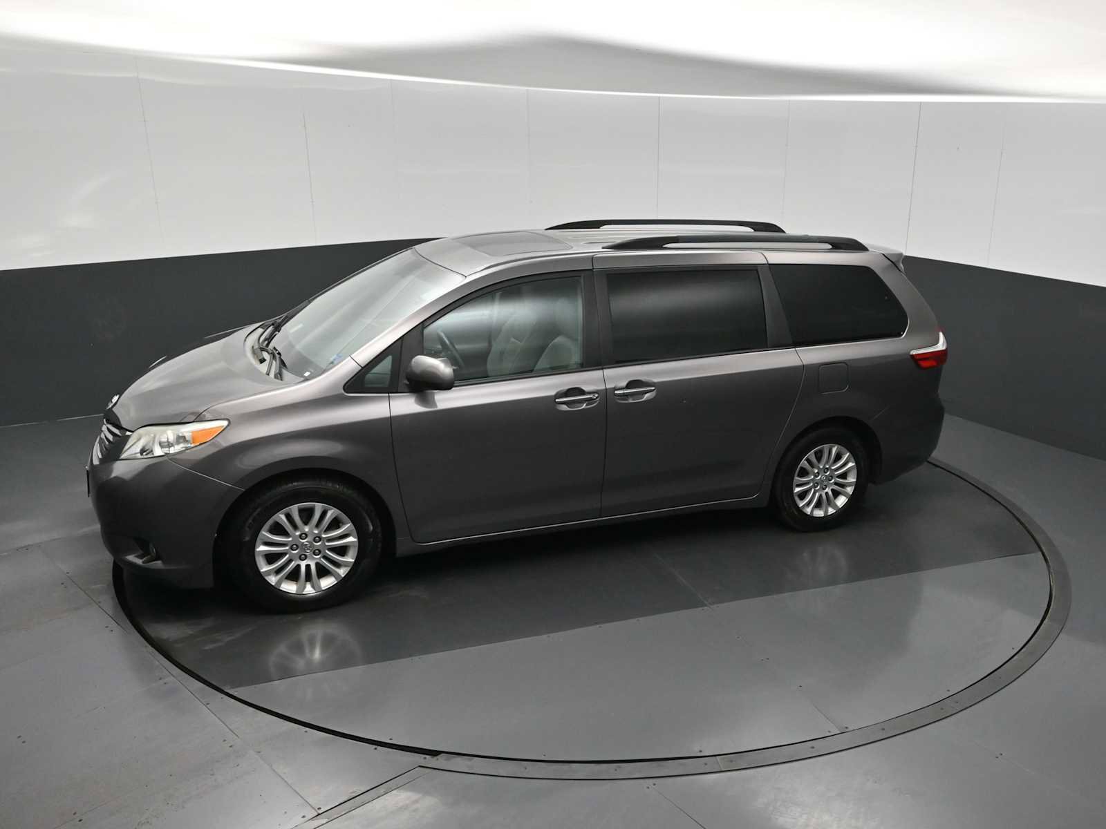 Used 2015 Toyota Sienna XLE image 18