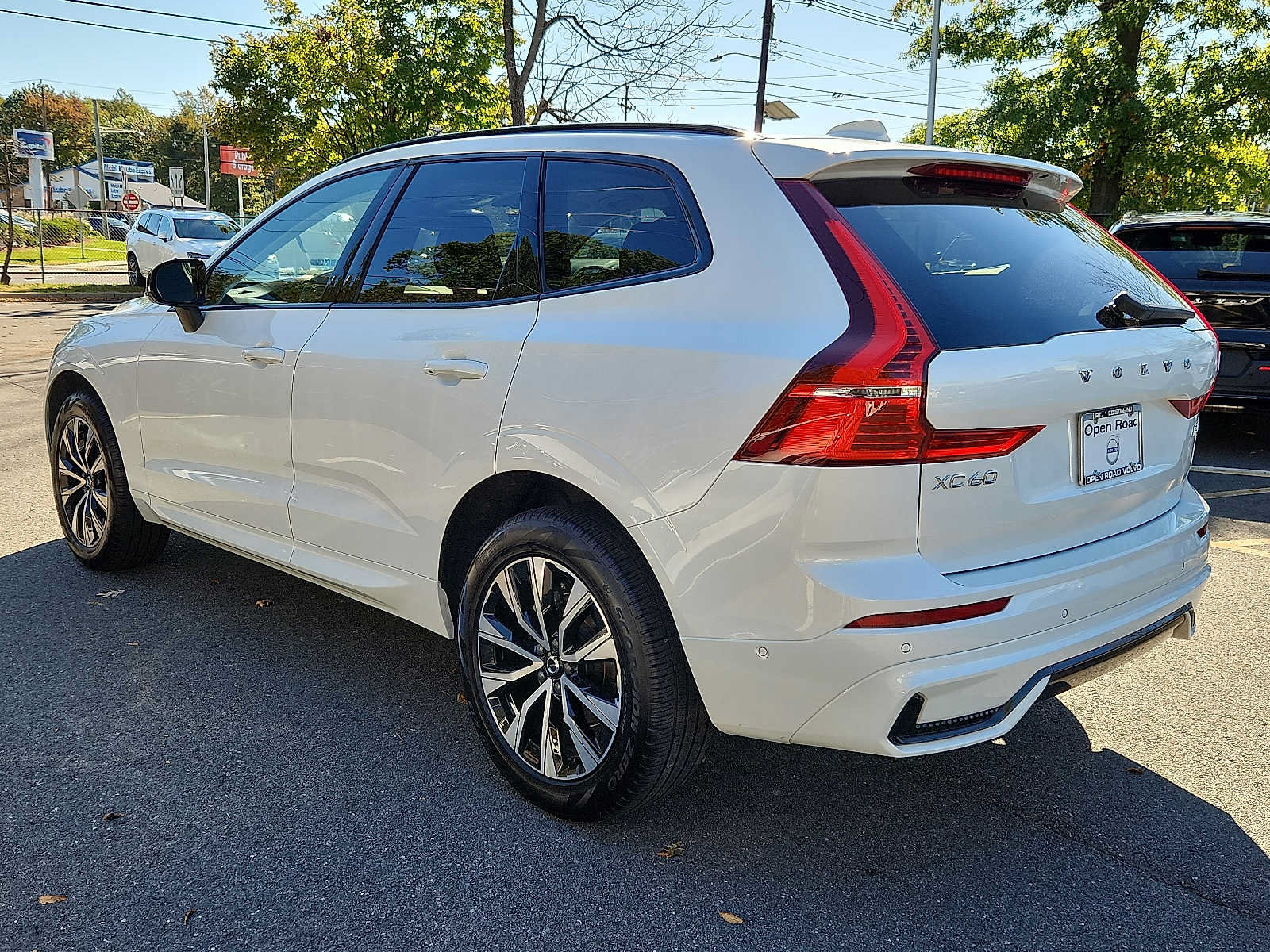 Certified 2024 Volvo XC60 B5 Plus w/ Climate Package AWD/4WD image 4