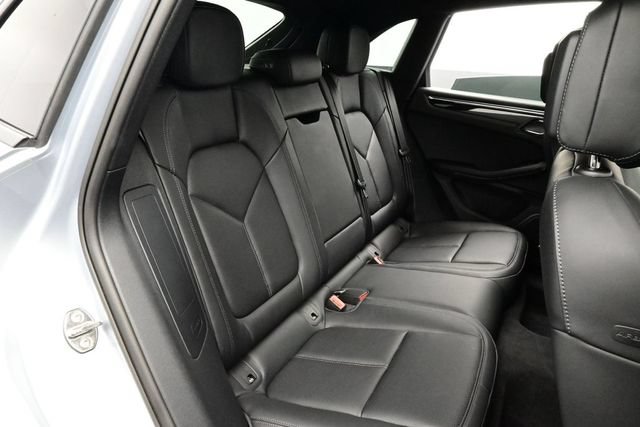 Certified 2025 Porsche Macan AWD/4WD image 16