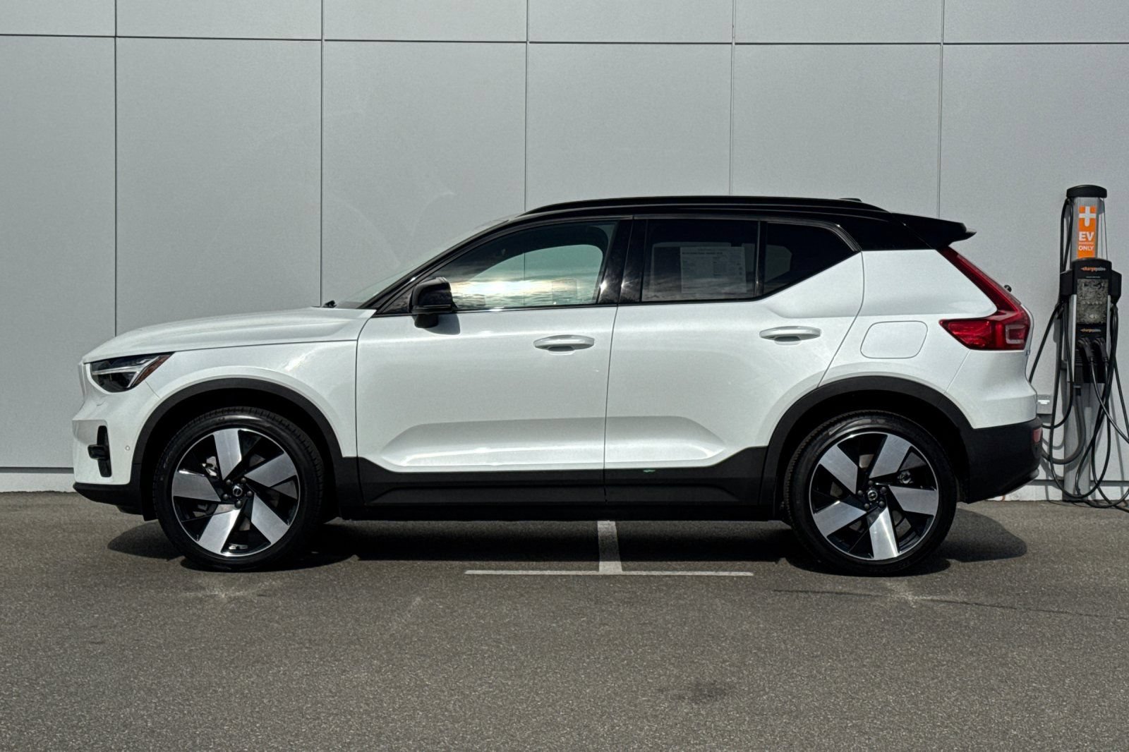 Used 2023 Volvo XC40 Recharge Ultimate w/ Protection Package Premier AWD/4WD image 2