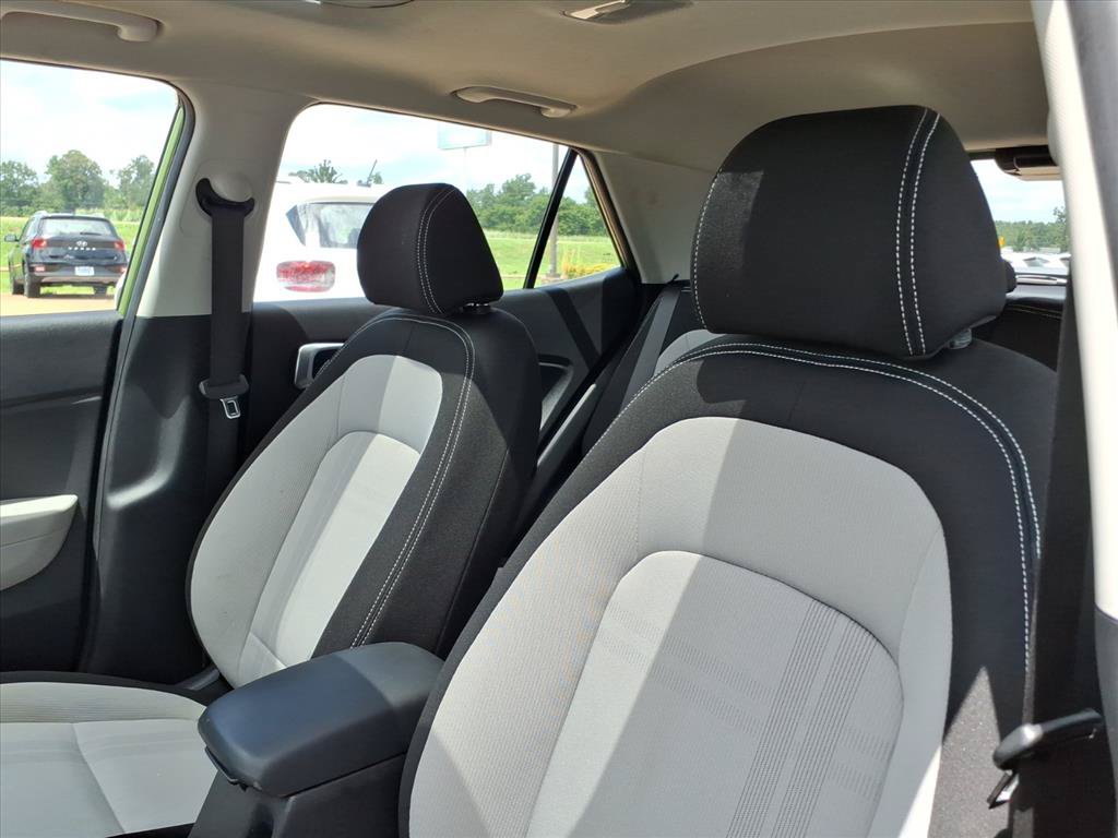 Used 2024 Hyundai Venue SEL FWD image 17