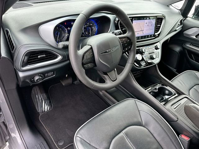 Used 2025 Chrysler Pacifica Limited w/ Uconnect Theater Family Group AWD/4WD image 9