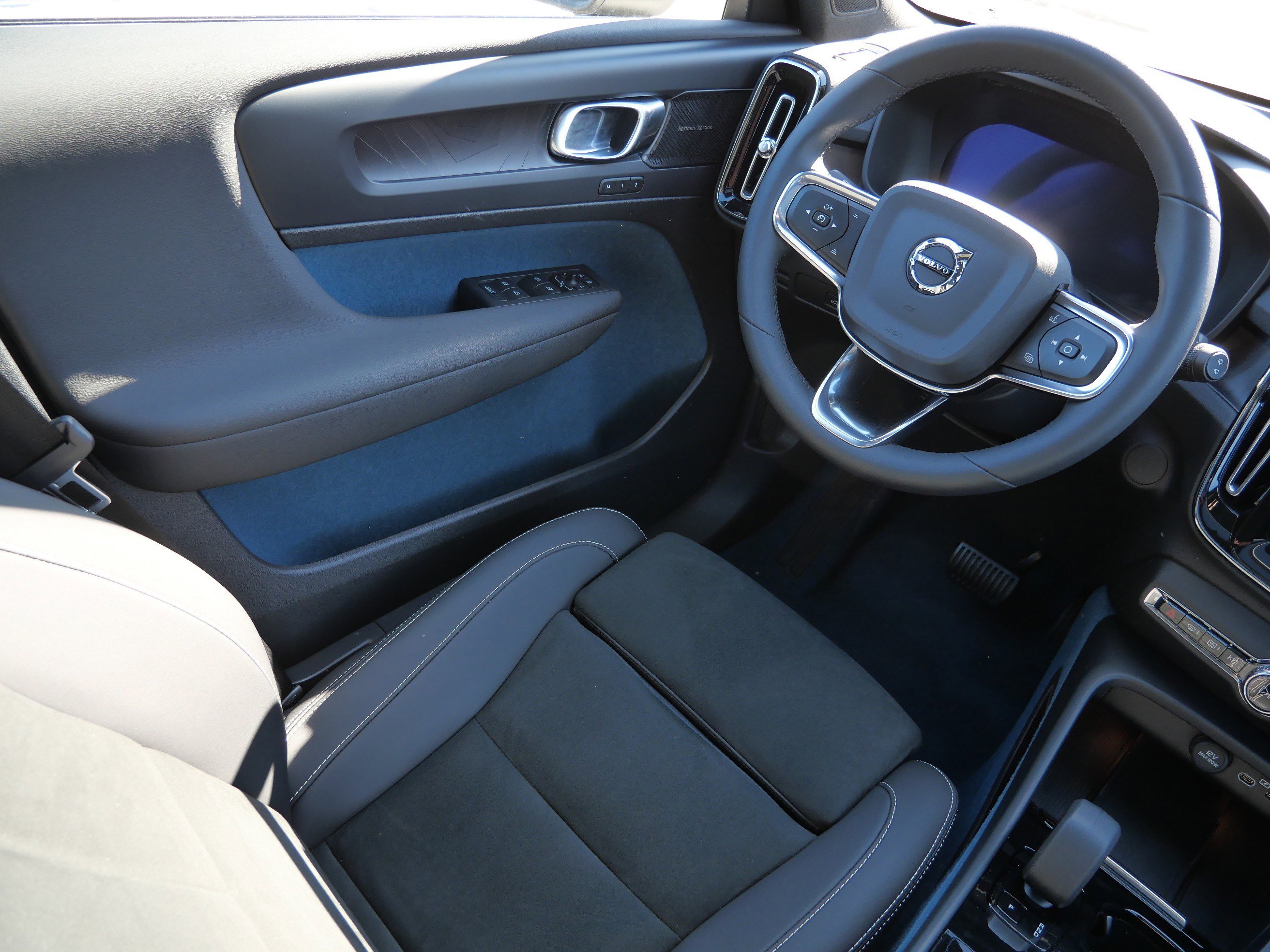 Used 2023 Volvo XC40 Recharge Ultimate image 9