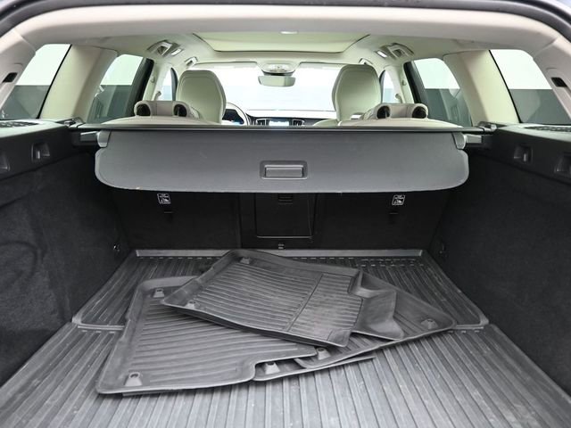 Used 2023 Volvo V60 B5 Cross Country Plus image 29