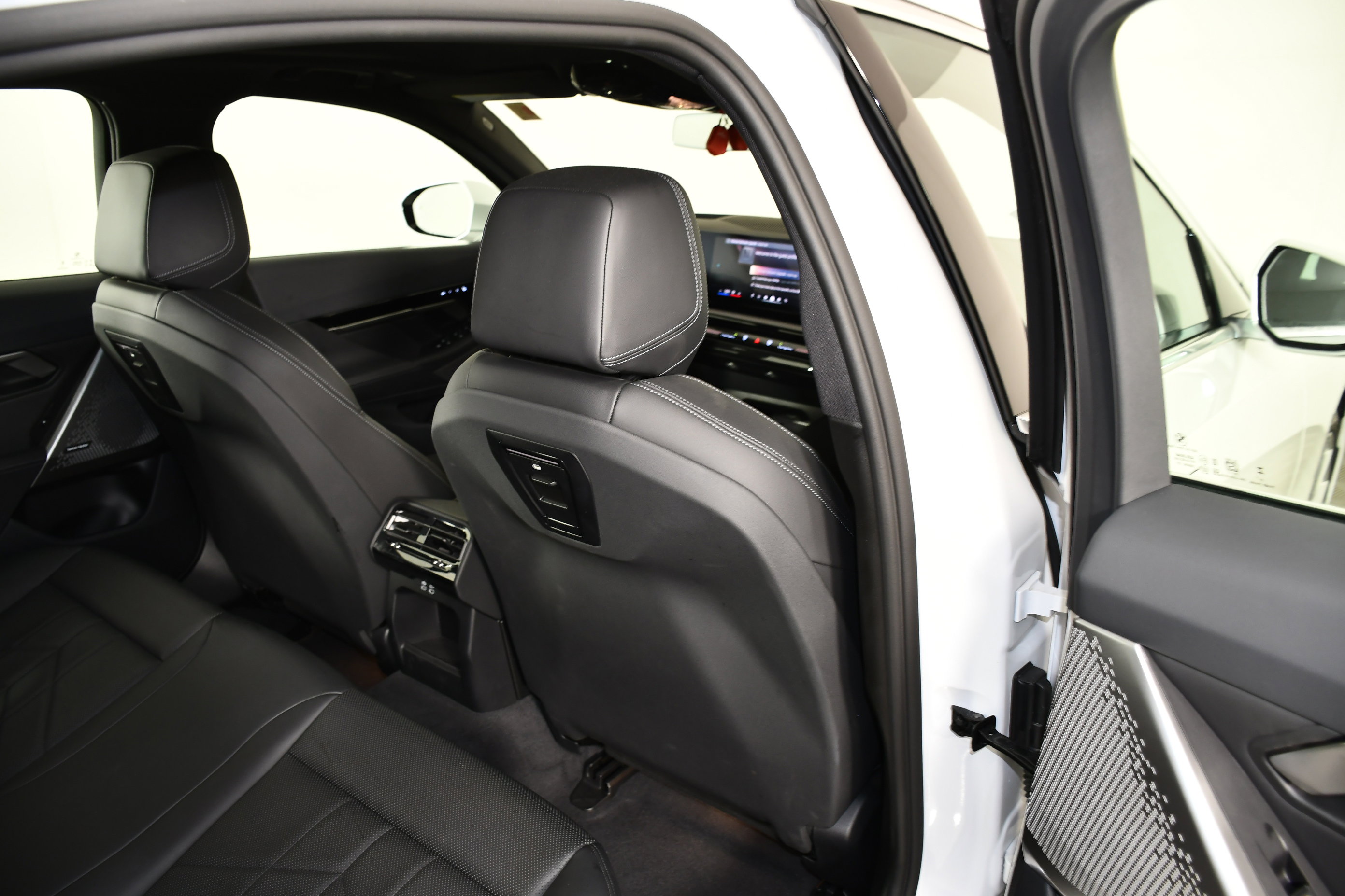 Used 2025 BMW 530i xDrive image 44