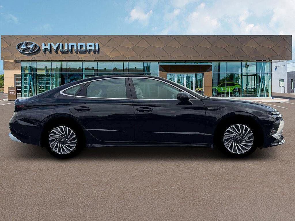 New 2025 Hyundai Sonata Limited image 9