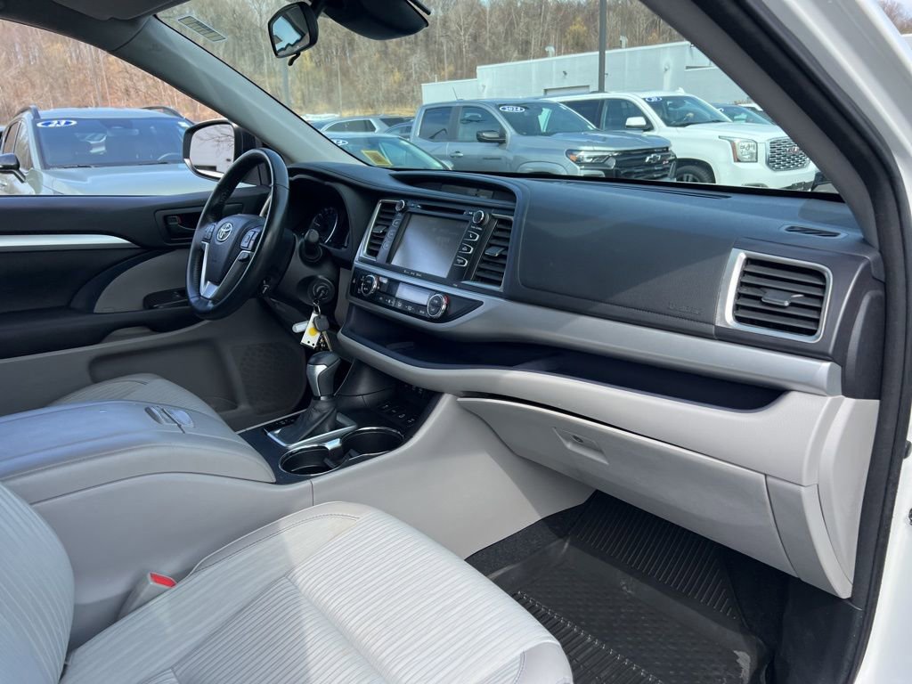Used 2017 Toyota Highlander LE AWD/4WD image 26
