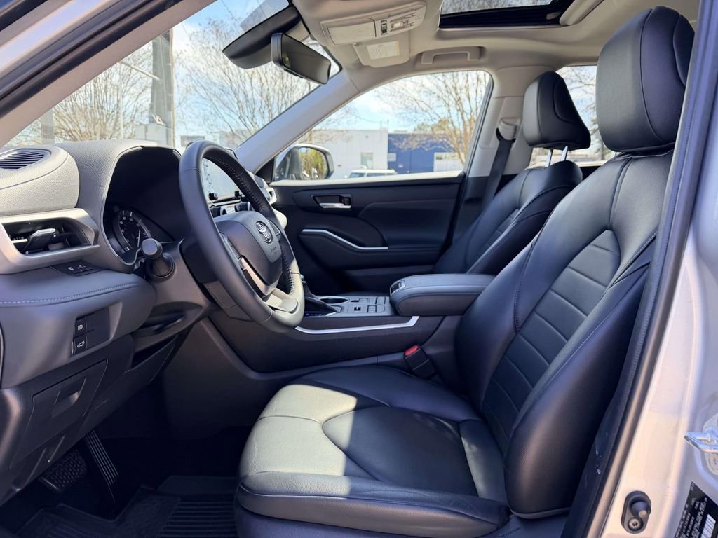 Used 2022 Toyota Highlander XLE image 19