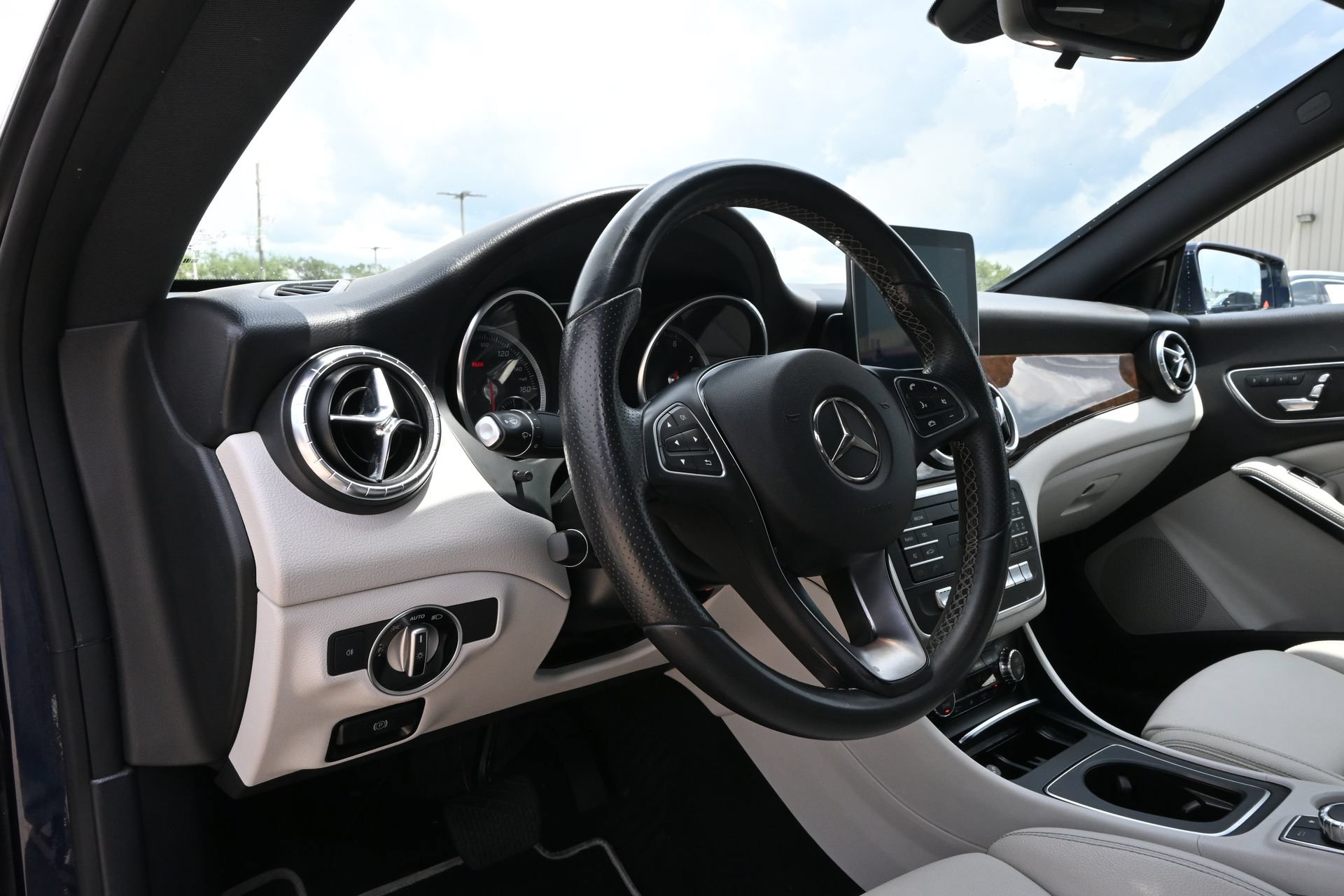 Used 2018 Mercedes-Benz CLA 250 4MATIC image 17