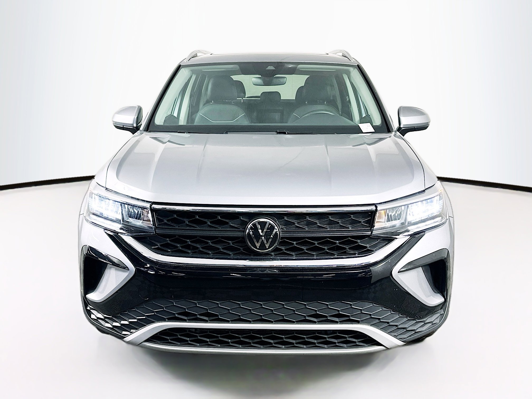 Used 2024 Volkswagen Taos SE image 2