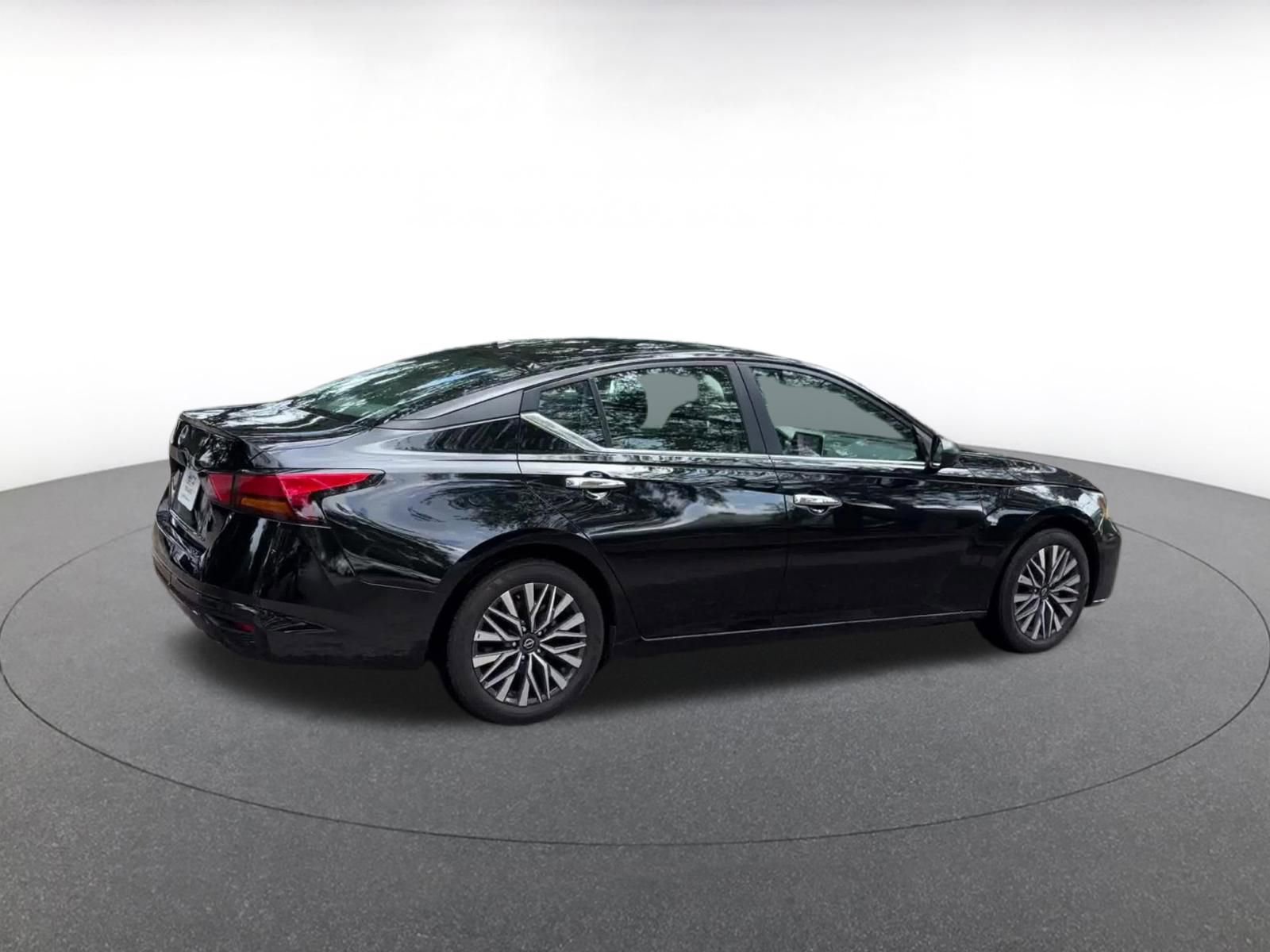 Used 2025 Nissan Altima 2.5 SV FWD image 15
