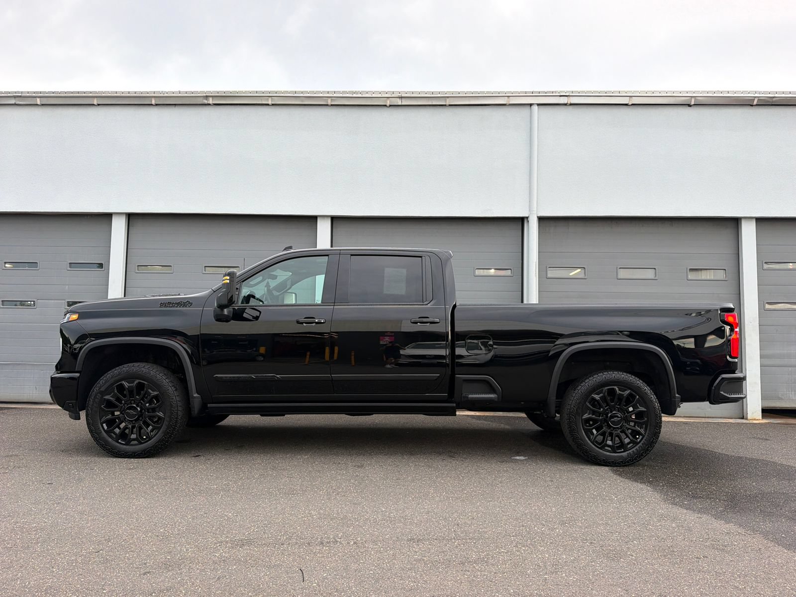 Used 2026 Chevrolet Silverado 2500 High Country w/ Midnight Edition AWD/4WD image 4