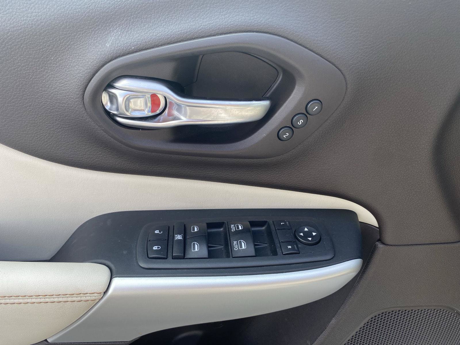 Used 2018 Jeep Cherokee Overland AWD/4WD image 13