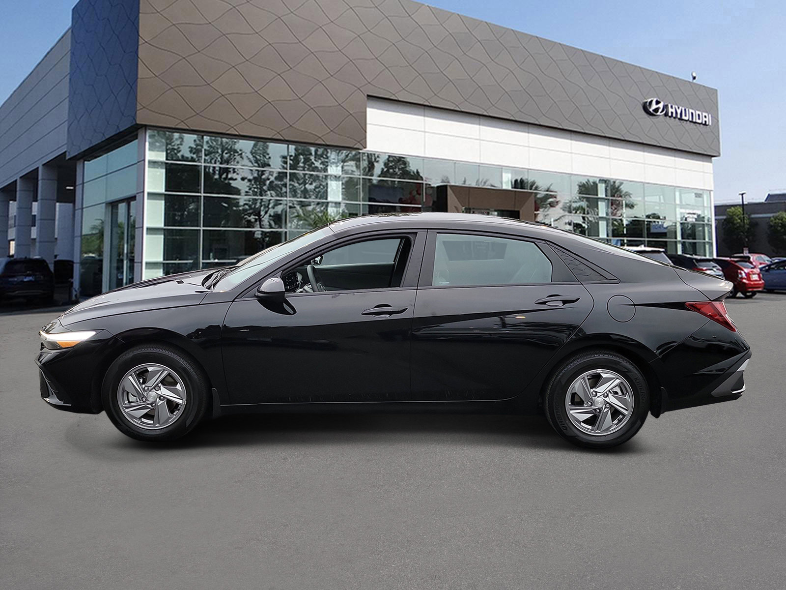 Certified 2024 Hyundai Elantra SE FWD image 2