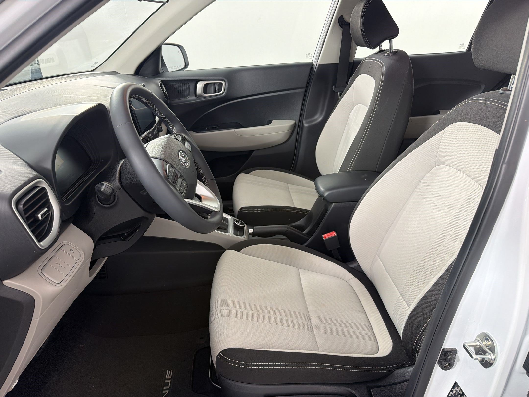 Used 2024 Hyundai Venue SEL FWD image 5
