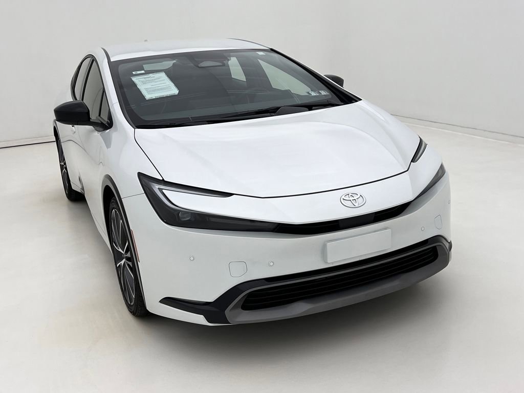 Used 2025 Toyota Prius XLE image 3