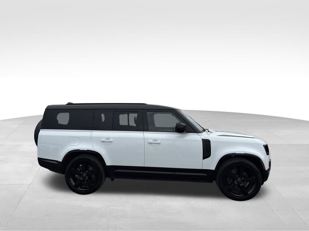 Used 2025 Land Rover Defender 130 X-Dynamic SE AWD/4WD image 5